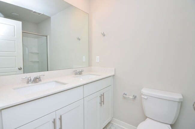 Building Photo - Beautifully Maintained Townhome in a Prime Location