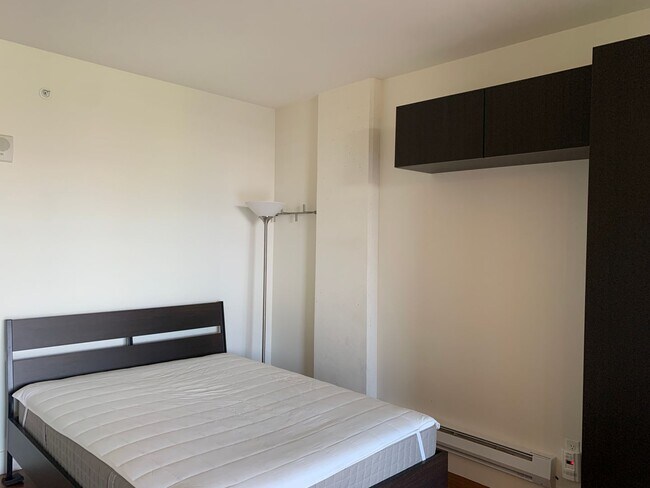 Building Photo - Modern 1BR Condo with Balcony, Concierge &...