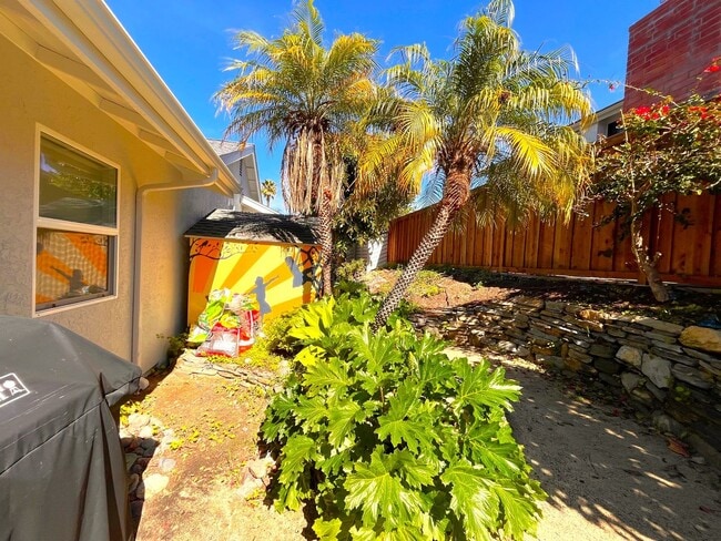 Building Photo - Most Charming Home in La Costa