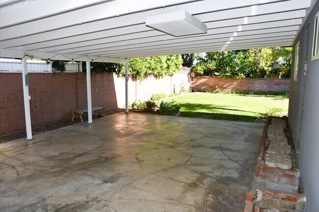 Building Photo - 1210 E Oakmont Ave