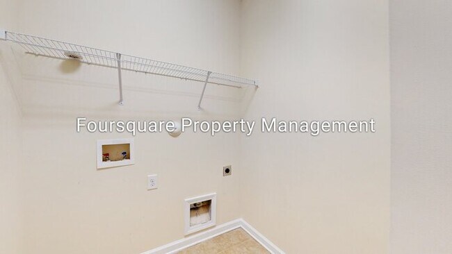 Building Photo - Town Home | Screened Back Porch | One Car ...