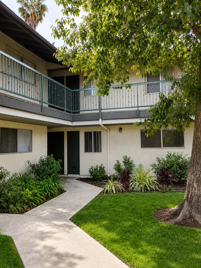 Building Photo - 2222 Los Feliz Dr