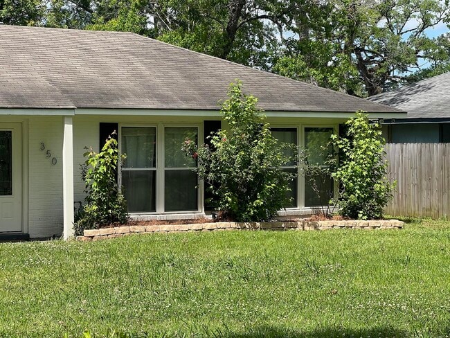 Building Photo - 350 E Pecan St