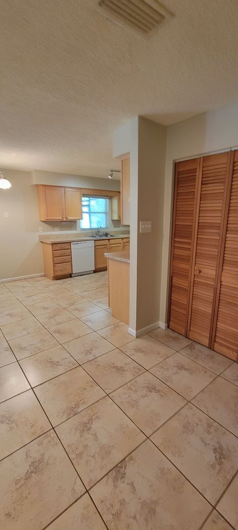 Building Photo - 2220 NW 14th Ave