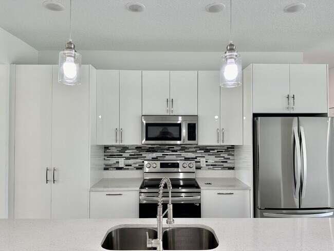 Building Photo - Private Master Bedroom and Bathroom available in a Large, Modern Home. The Master Bedroom feature...