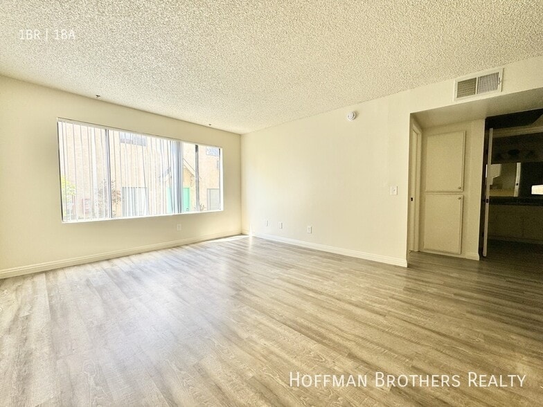 Building Photo - 9233 Van Nuys Blvd