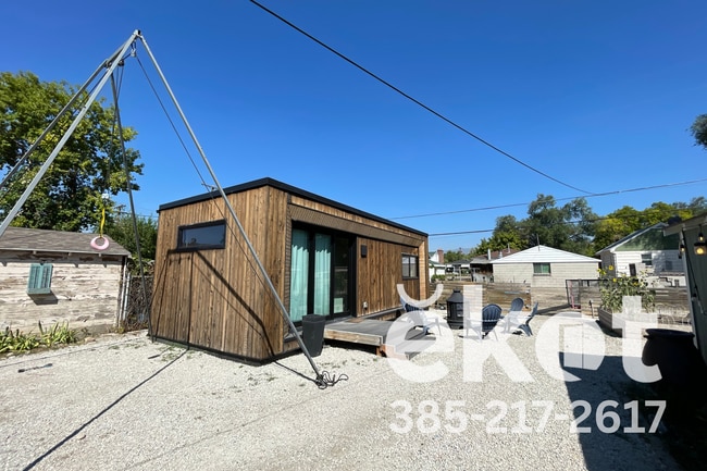 Building Photo - 613 Emery St W