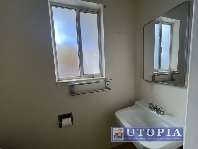 Building Photo - 2 Bed 1 Bath Single Family Home Right Next...