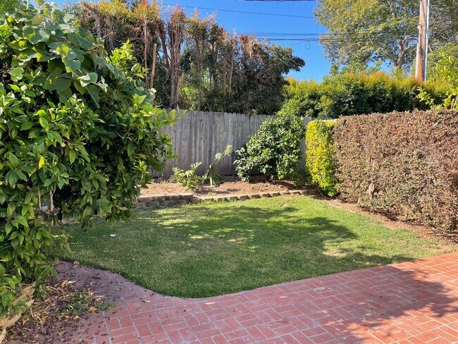Building Photo - Beautiful Hidden Valley 3 Bedroom, 2.5 Bat...