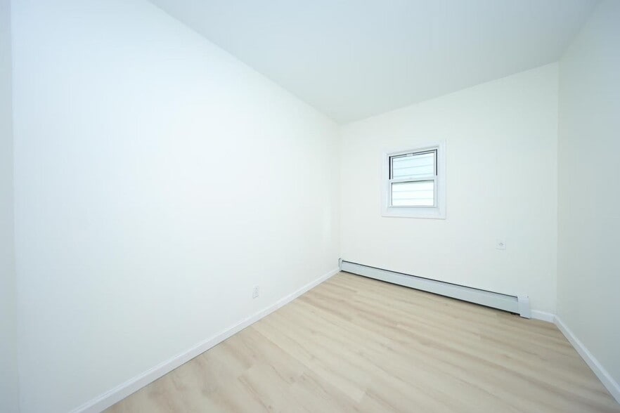 Building Photo - 1632 W 4th St