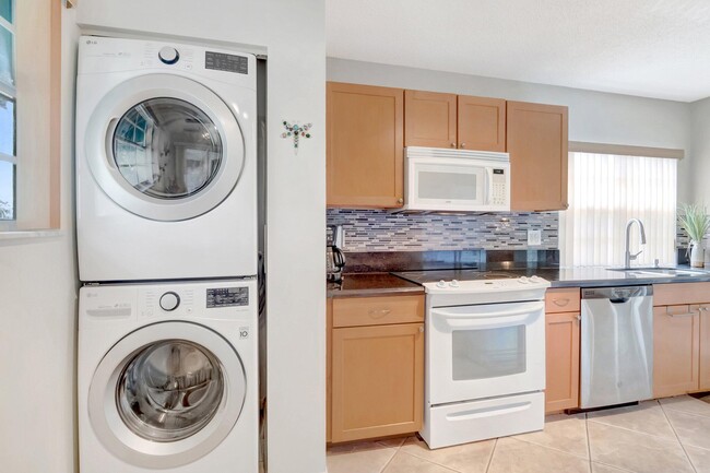 Building Photo - 6488 Via Regina