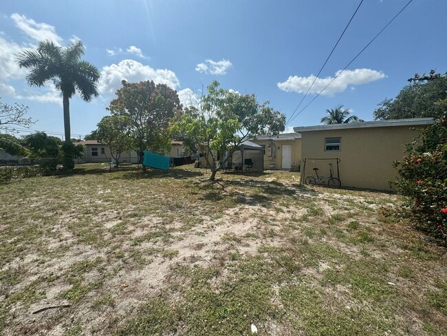 Building Photo - Large 4-2