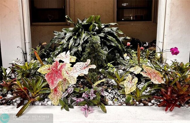 Building Photo - 112 Lake Emerald Dr