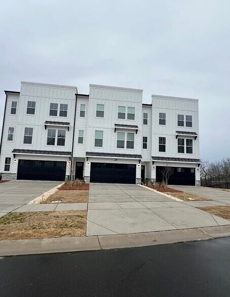 Building Photo - 2092 Barrowcliffe Dr NW