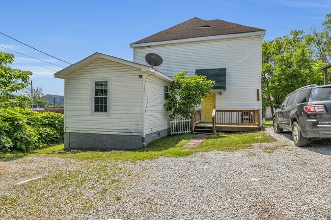 Building Photo - Sleek Highland Park Unit – Great Location,...