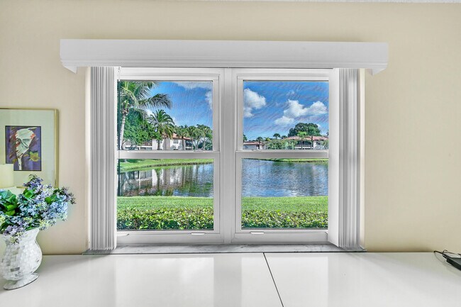 Building Photo - 9285 Vista del Lago