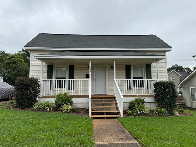 Building Photo - MOVE-IN READY!