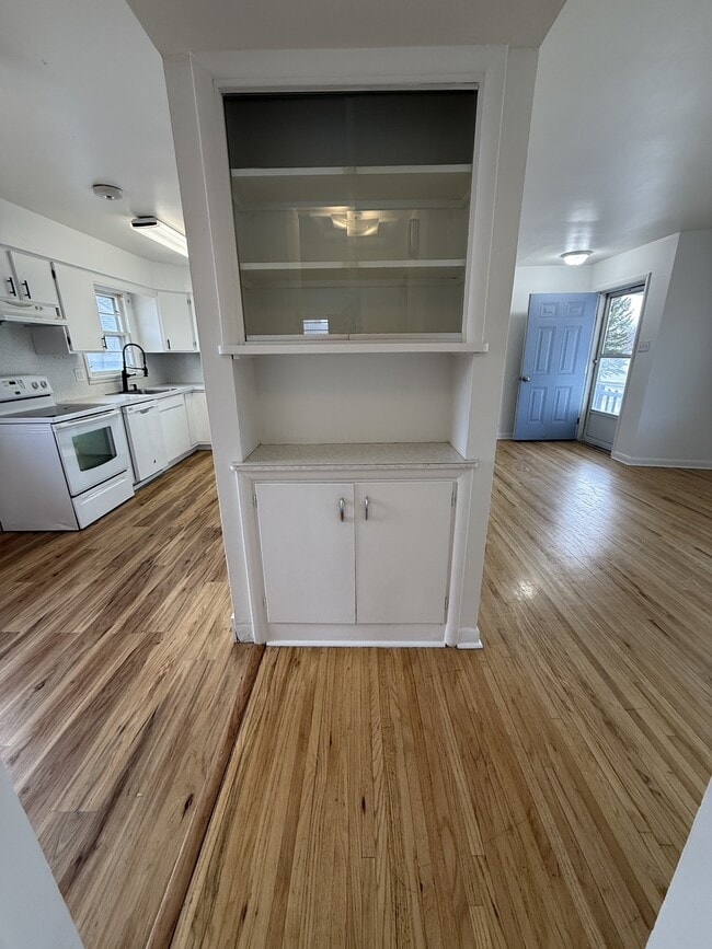 Building Photo - 628 3rd Ave NW