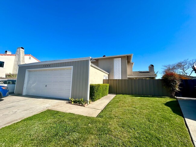 Primary Photo - Spacious 3bdrm townhouse with yard & washe...