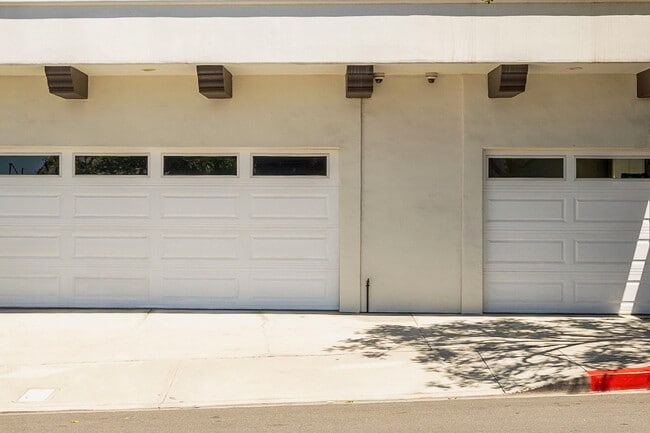 Building Photo - 300 19th St