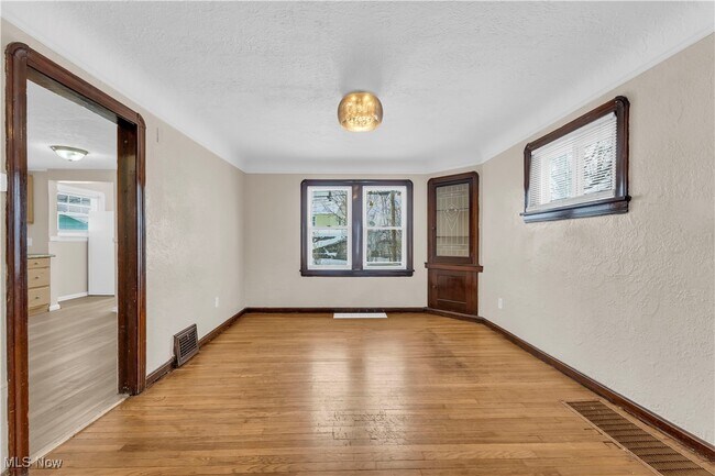 Building Photo - 15602 Walden Ave