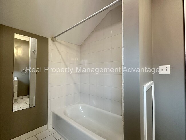 Building Photo - 851 Gardendale.