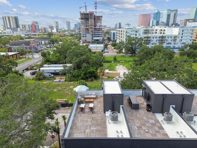 Building Photo - Canvas GWX