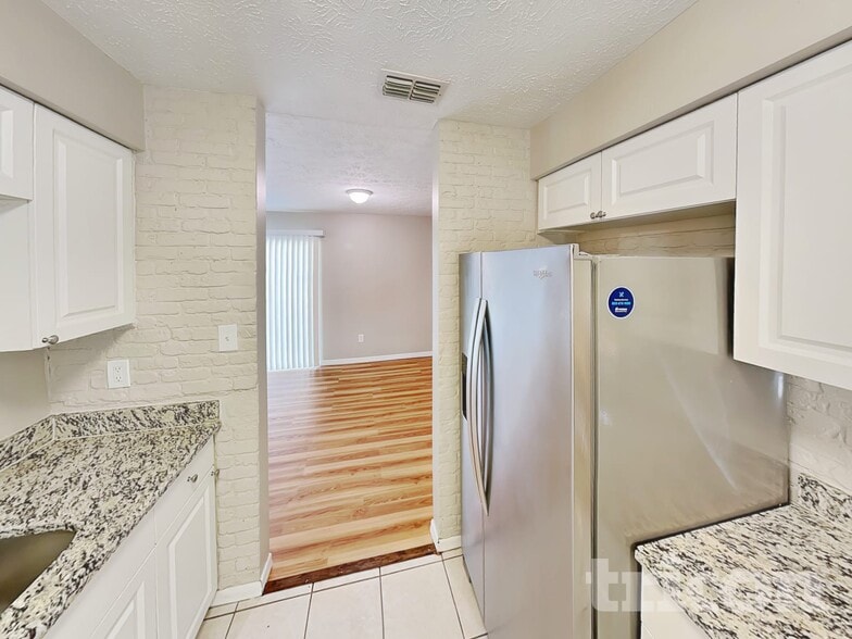 Building Photo - 2704 Mnr Hl Dr