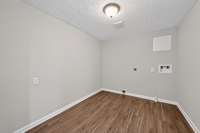 Building Photo - 1305 St Lawrence River Rd