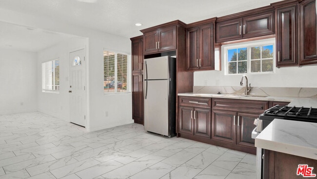 Building Photo - 2239 W Lincoln St