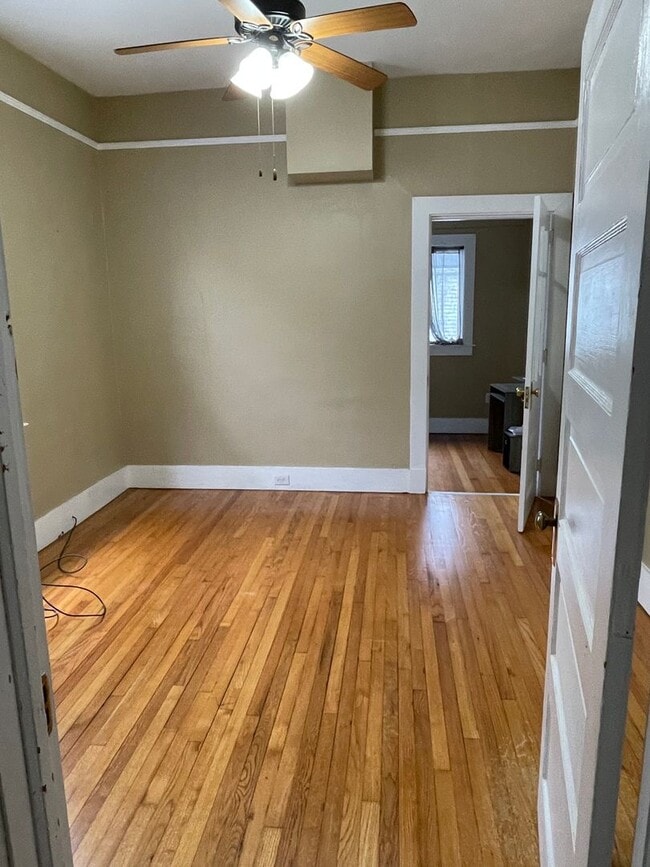 Building Photo - Huge 2BD/2.5BA Uptown, with a Yard, Central Air/Heat, and W/D in Unit