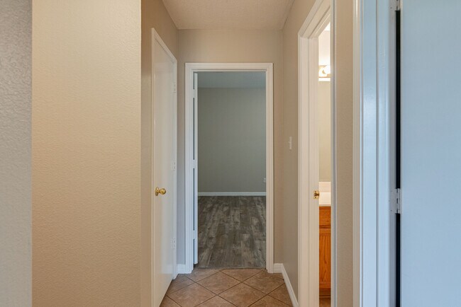 Building Photo - 6718 Valley Branch Dr