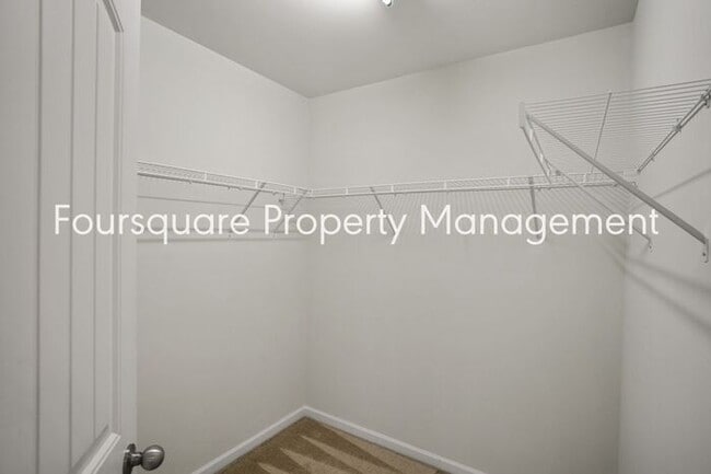 Building Photo - Townhome | Washer/ Dryer Included | Back P...
