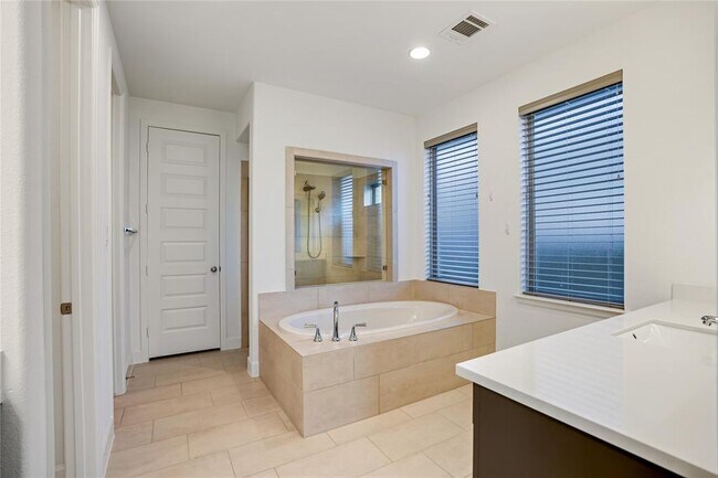 Building Photo - 15906 Golden Trails Ct