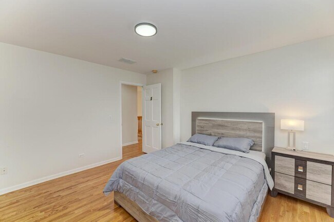 Building Photo - 4544 N Oriole Ave