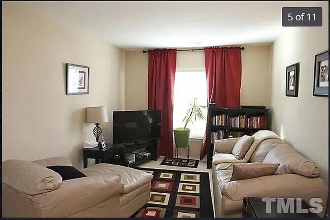 Building Photo - Three Bedroom End Unit Townhome in AMAZING Neighborhood!