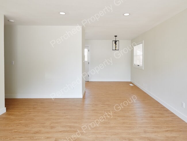 Building Photo - 1135 NE Holland St