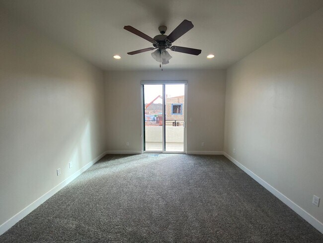 Building Photo - Townhome In Crimson Park