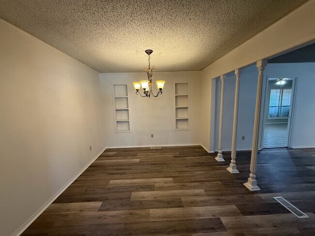 Building Photo - 2200 Hickory Dr SW