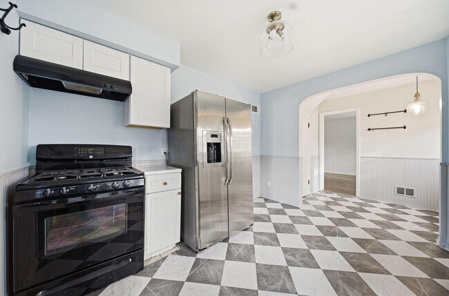 Building Photo - 532 N Drexel Ave