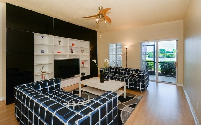 Building Photo - Lakeside Village Townhouse 2 Bedroom  2.5 Bath Available for Short-Term Rental