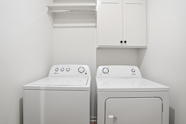 Building Photo - 3 Bed | 2 Bath Luxury Duplex