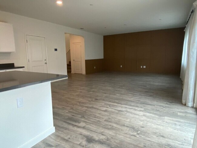 Building Photo - 2023 model home in solar community!