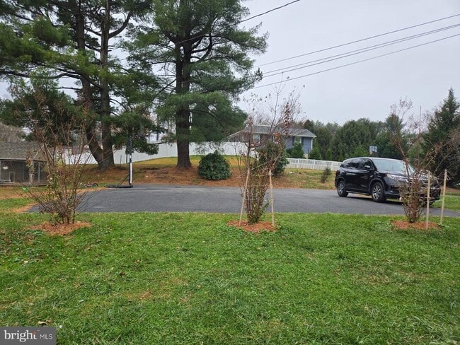 Building Photo - 8109 Valley Ln