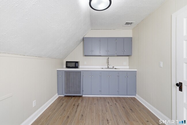 Building Photo - 198 Oxford St