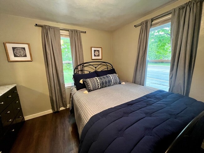 Building Photo - 1831 S Oneida St