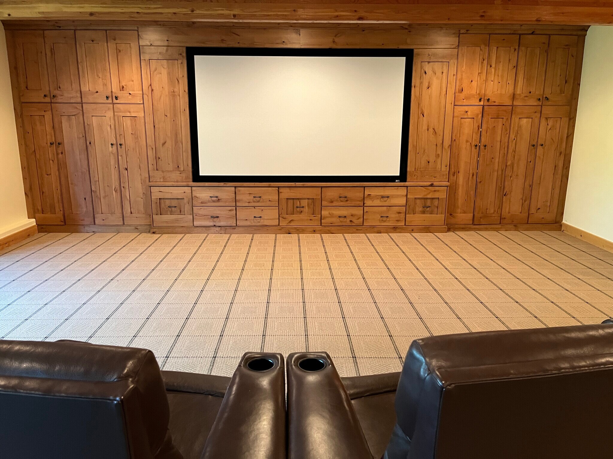 Theater with projector, 11' screen and 7.2 sound system - 2557 Lower Lando Ln