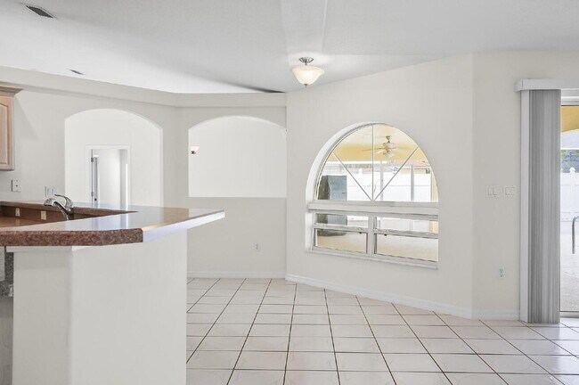 Building Photo - Palm Harbor Pool Home