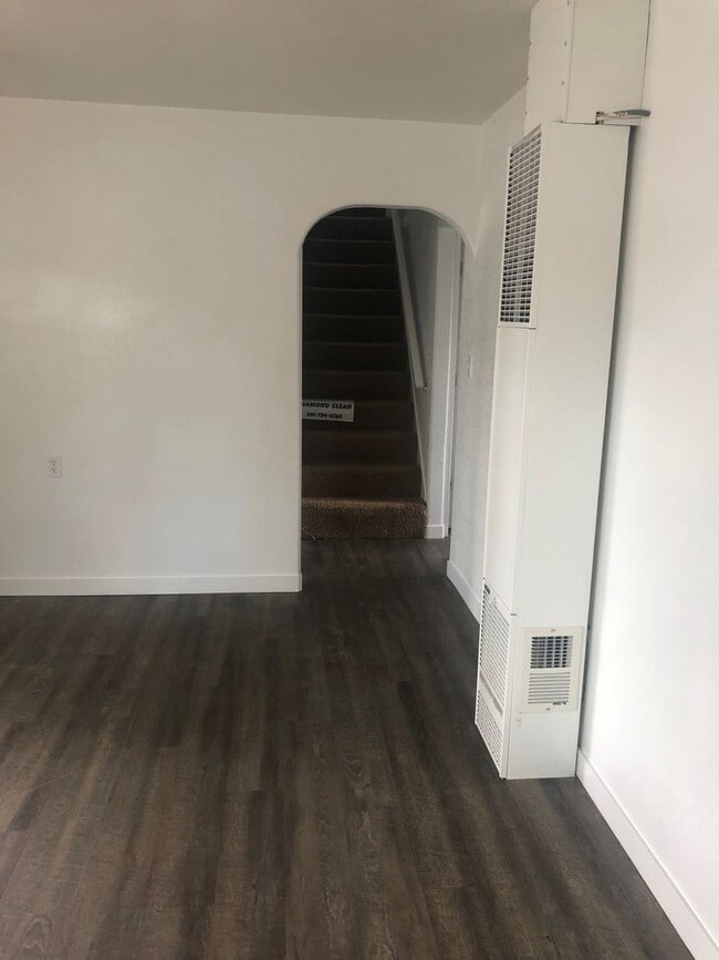 Building Photo - 3-Bedroom 1-Bath (A/C) Private Back Yard - Garage $1,875 (Albany)