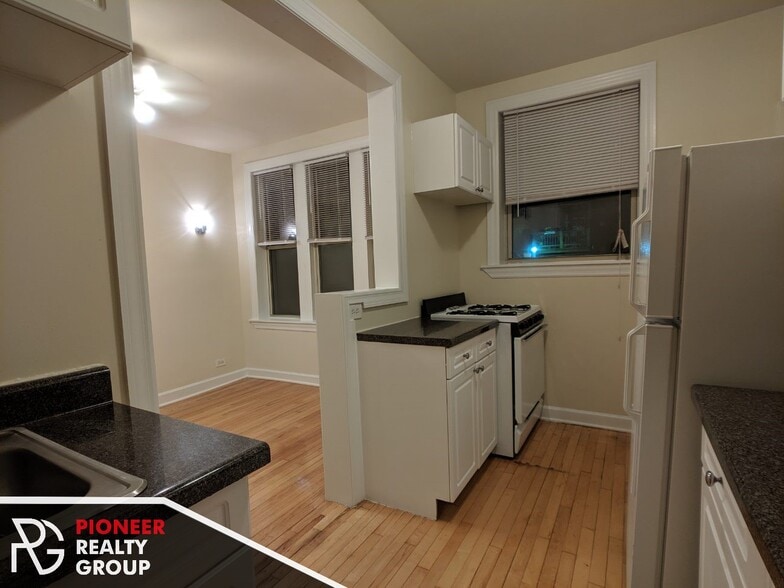 Building Photo - 533 W Aldine Ave